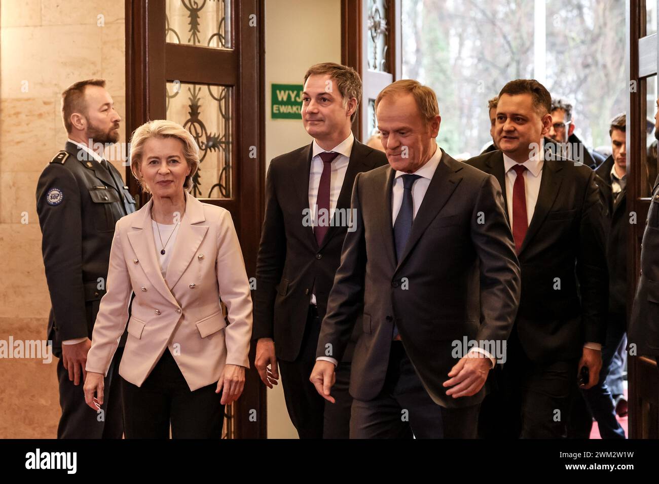 Der polnische Premierminister Donald Tusk begrüßt den belgischen Premierminister Alexander de Croo und die Präsidentin der Europäischen Kommission Ursula von der Leyen zu einem trilateralen Gespräch im polnischen Premierminister in Warschau, der Hauptstadt Polens, am 23. Februar 2024. Stockfoto