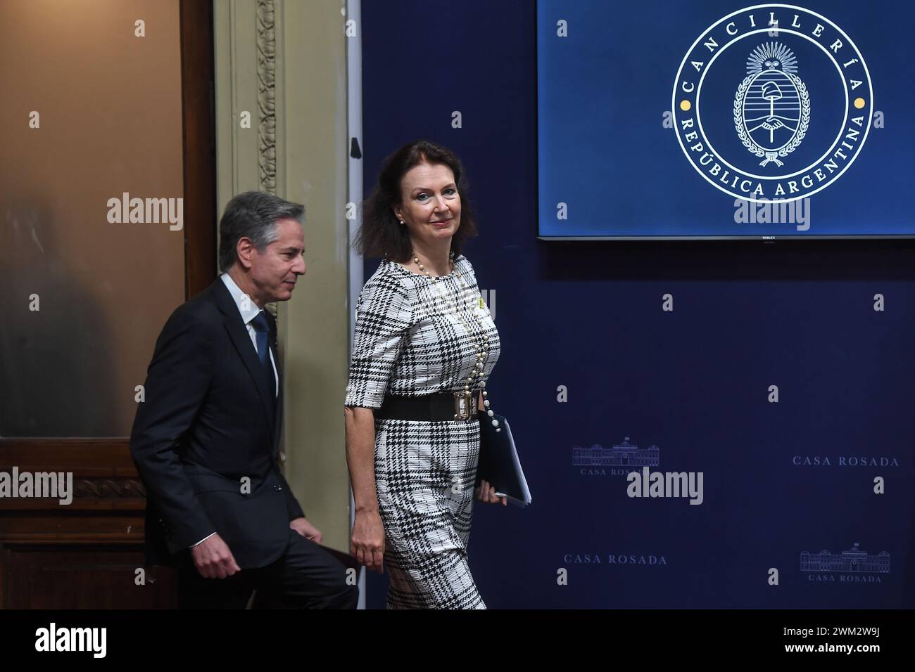 Buenos Aires, Argentinien. Februar 2024. Antony Blinken, US-Außenministerin, kommt zusammen mit Diana Mondino, der argentinischen Außenministerin, zu einer Pressekonferenz im Präsidentenpalast Casa Rosada. Quelle: Fernando Gens/dpa/Alamy Live News Stockfoto