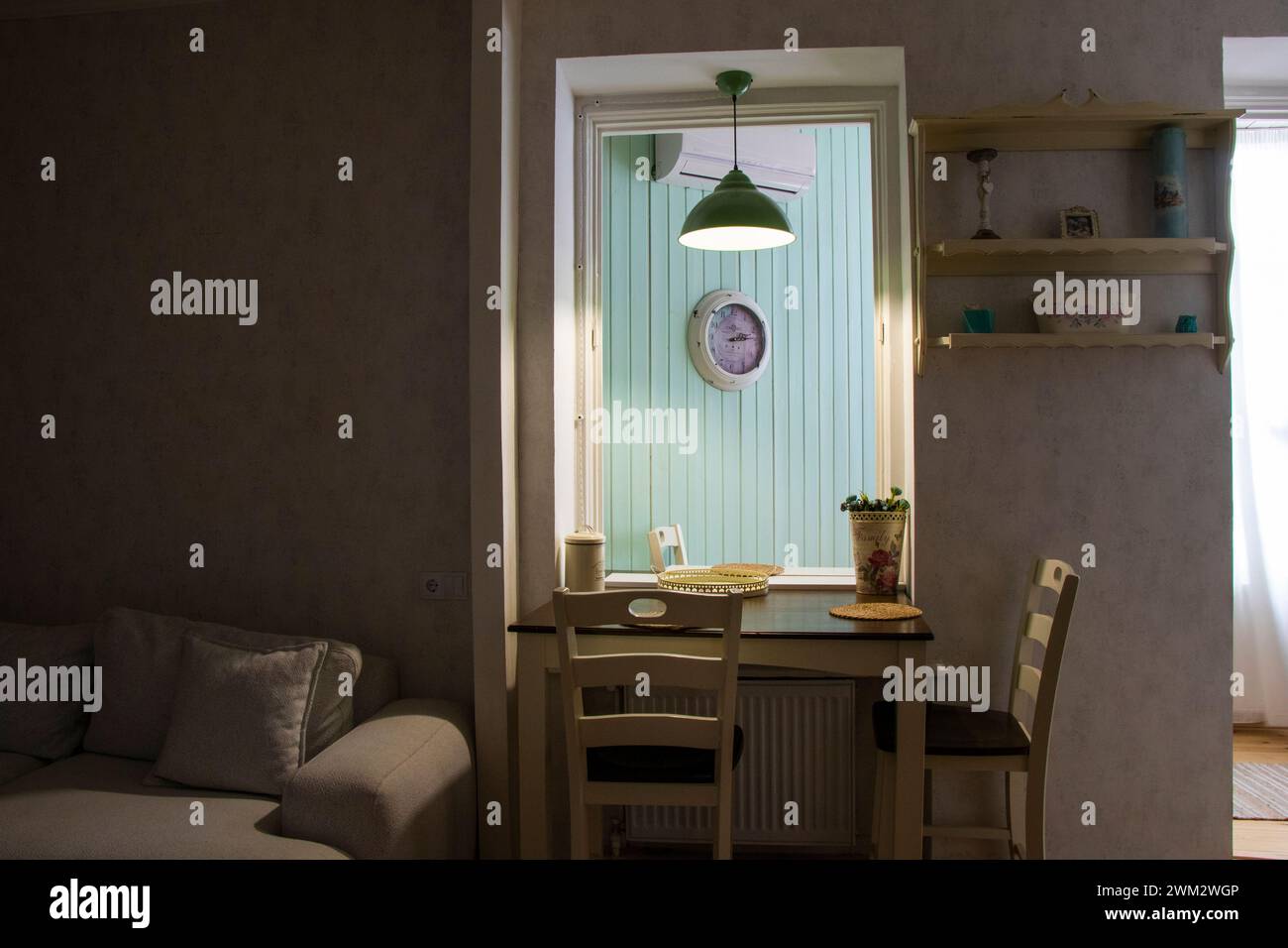 Ein kleines Esszimmer mit Blick auf den Wohnbereich Stockfoto