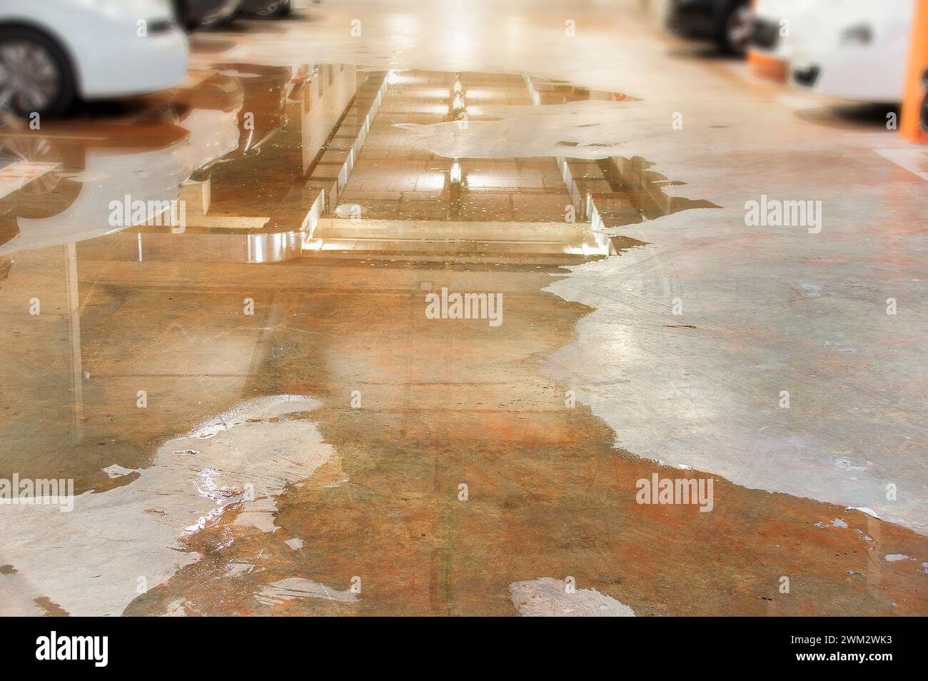 Parkplätze sind aufgrund von Außentlecks mit Wasser überflutet Stockfoto