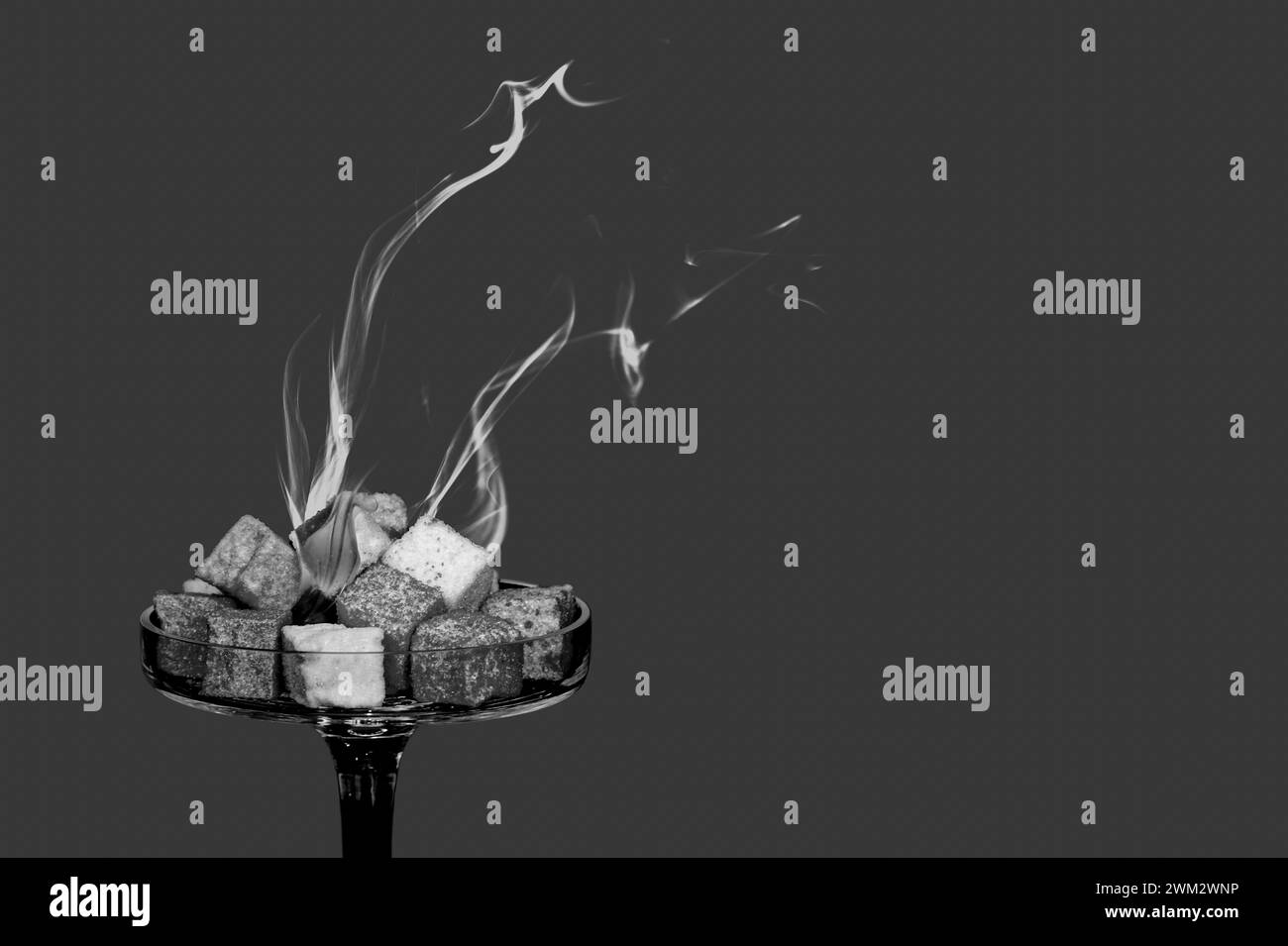 Glas-Utensilien mit vielen süßen Kuchen und Schokolade mit Rauch in Schwarz und weiß Stockfoto
