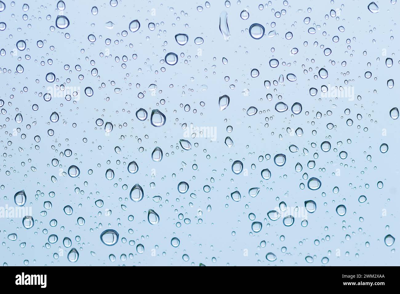Schuss von Wassertropfen auf einer glatten Oberfläche Stockfoto