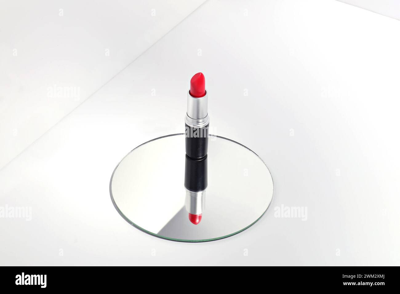 Red Lipstick Studio aufgenommen auf Mirror Stockfoto