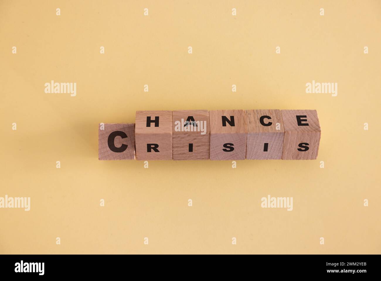 Holzwürfel mit der Hand umdrehen, um den Wortlaut „Krise zu „Chance“ zu ändern. Die Einstellung ist wichtig für die menschliche Entwicklung. Stockfoto