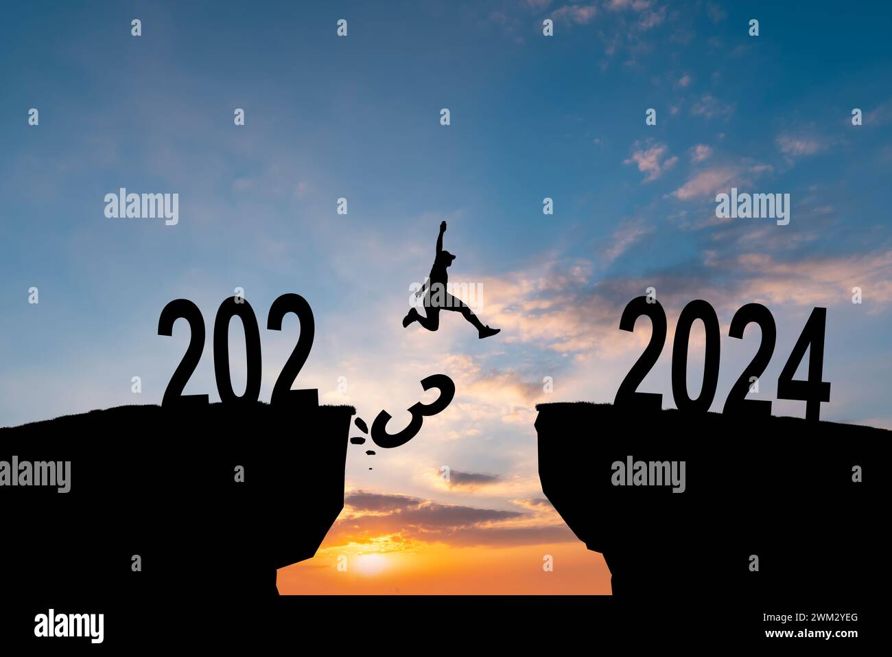 Mann springt auf Klippe 2024 über den Abgrund mit Steinen bei erstaunlichem Sonnenuntergang. Neujahrskonzept. 2023 fällt in den Abgrund. Willkommen 2024. Stockfoto