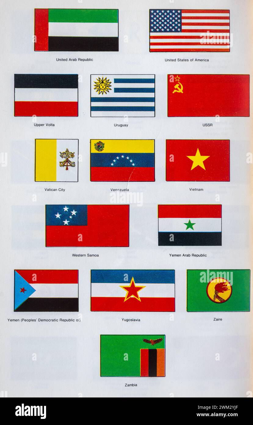 Das Puffin Book of Flags von J. C.G. George aus dem Jahr 1978 mit farbenfrohen Bildern aller Flaggen der Welt. Eine der Innenseiten Stockfoto