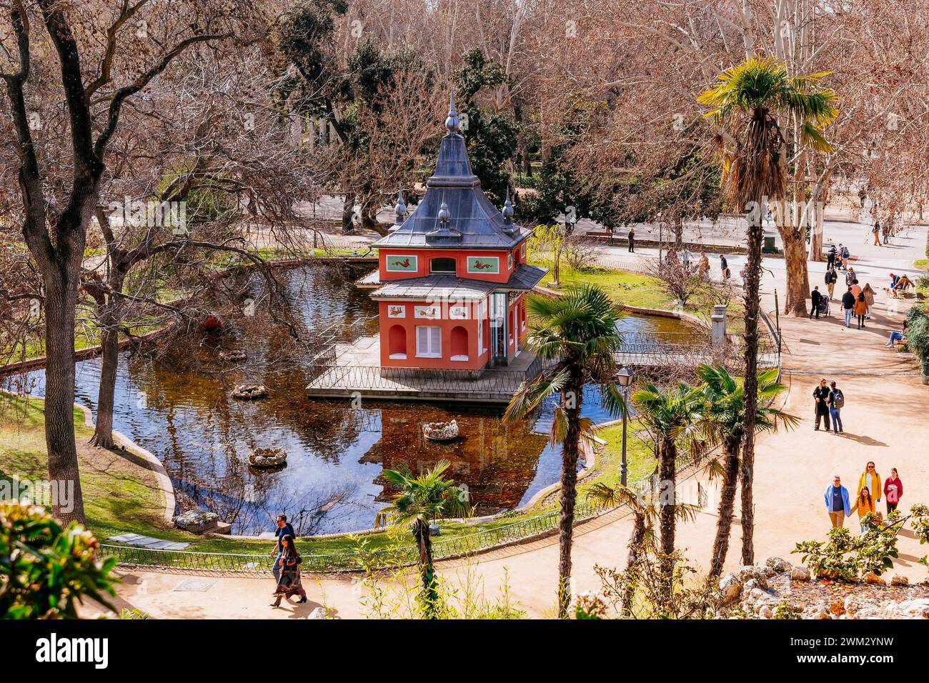 Casita del Pescador del Buen Retiro ist eine der kleinen, romantischen Bauten, die König Fernando VII. Im Retiro-Park errichten ließ. Stockfoto