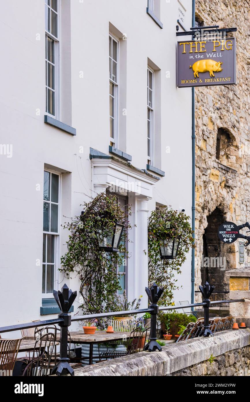Das Schwein im Wall Hotel, neben Westgate. Southampton, Hampshire, England, Vereinigtes Königreich, Vereinigtes Königreich, Europa Stockfoto