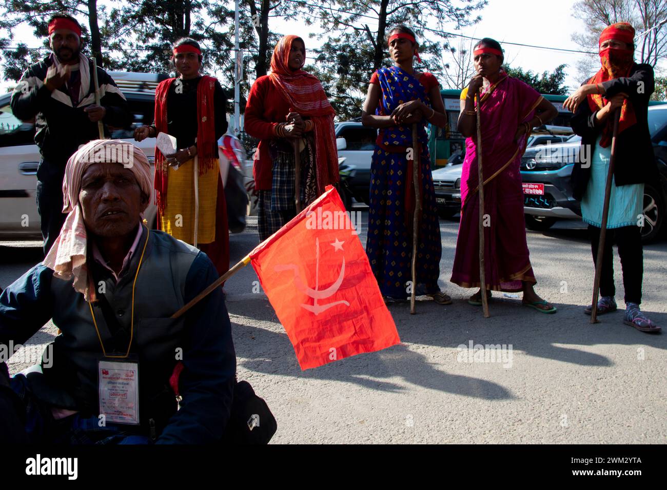 Am 23. Februar 2024 in Kathmandu, Nepal. Die Opfer von Kredithaien protestieren auf halbem Weg, während sie während eines protestmarsches in Richtung des Regierungsbüros in der Hauptstadt marschieren und die sechs-Punkte-Vereinbarung, einschließlich der Lösung des Problems, fordern, ein wahrheitsgetreues Gesetz mit einem Pokergesicht zu verabschieden. Opfer von Leihhaien aus der ganzen Nation, einschließlich West Mahakali und Ost-Mechi, kamen in der Hauptstadt an, nachdem sie 23 Tage lang 1171 Kilometer auf verschiedenen Routen gelaufen waren. Kredithaie haben Opfern ungerechtfertigte Systeme hoher Zins- oder Belastungssätze angeklagt, wie die Opfer erwähnten. (Foto von Abh Stockfoto