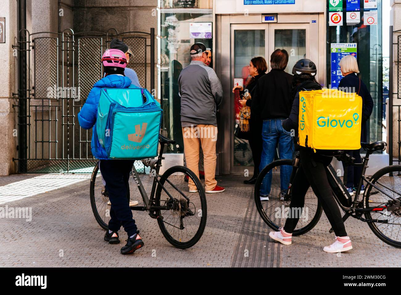 Deliveroo und Glovo Lieferradfahrer im Stadtzentrum. Madrid, Comunidad de Madrid, Spanien, Europa Stockfoto