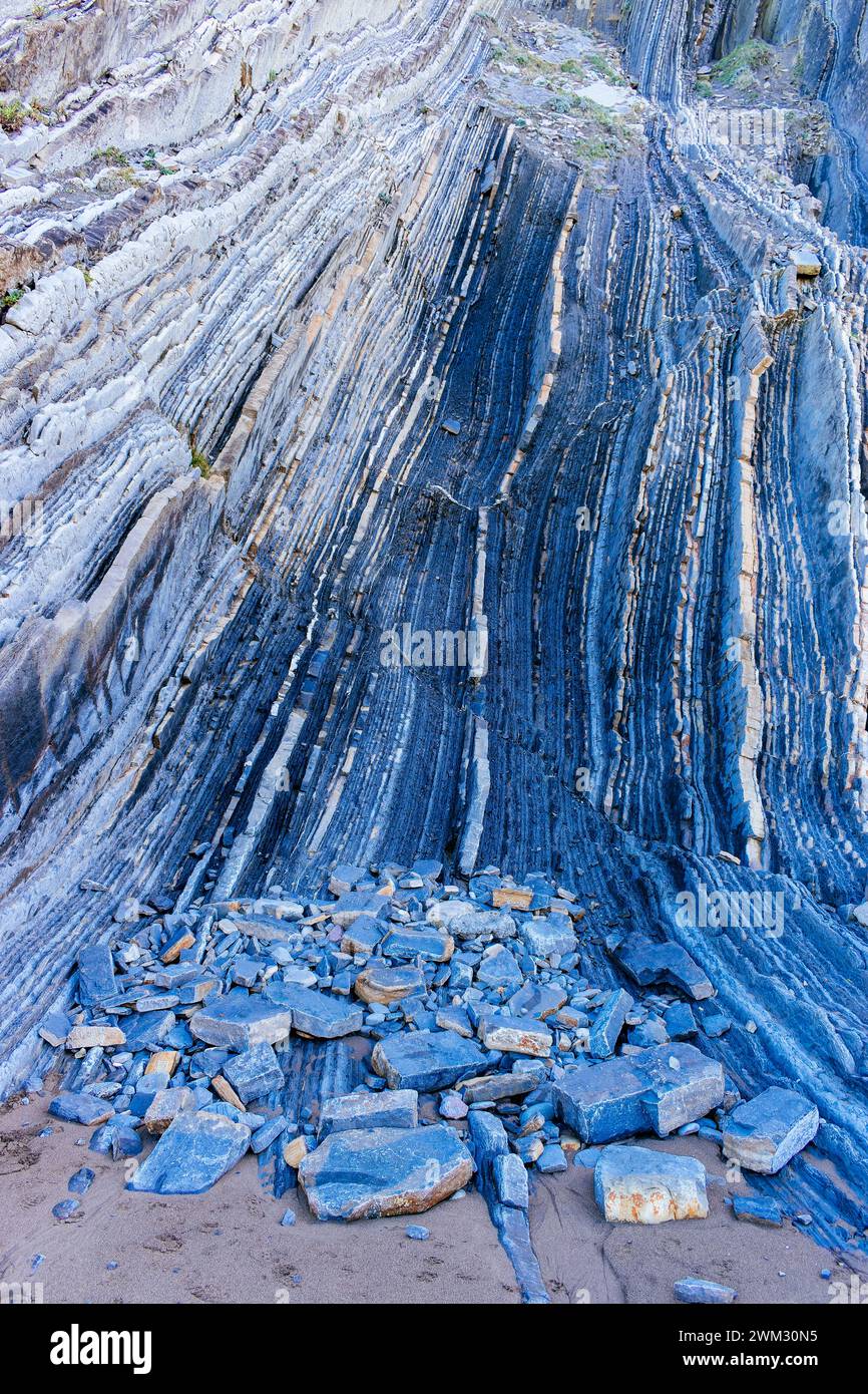 Die Klippe wurde durch den Flysch gebildet. Zumaya, Guipúzcoa, País Vasco, Spanien, Europa Stockfoto