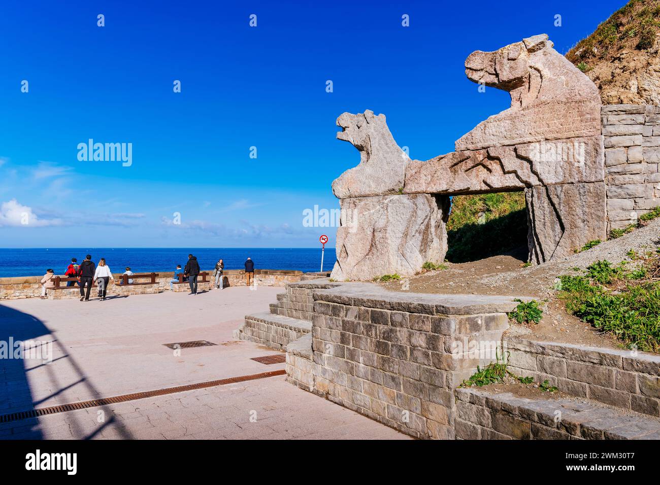 Die Skulptur Lur Haizea, die sich am Eingang zum Strand von Itzurun befindet, wurde 1994 vom Bildhauer Koldobika Jauregi und Aussichtspunkt über dem Strand von Itzurun hergestellt. Stockfoto
