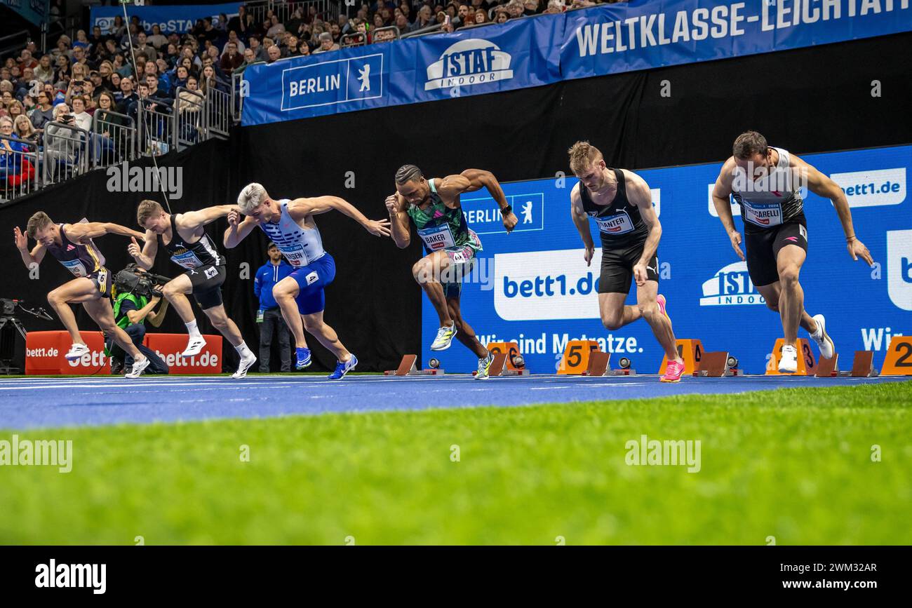 Berlin, Deutschland. Februar 2024. Leichtathletik: Istaf Indoor, 60 m Männer, Vorwärmphase 1, Mercedes-Benz Arena. Markus Fuchs (l-r) aus Österreich, Aleksandar Askovic von den LG Stadtwerken München, Simon Hansen aus Dänemark, Ronnie Baker aus den USA, Robin Ganter von der MTG Mannheim und Samuele Ceccarelli aus Italien in Aktion. Darlegung: Andreas Gora/dpa/Alamy Live News Stockfoto
