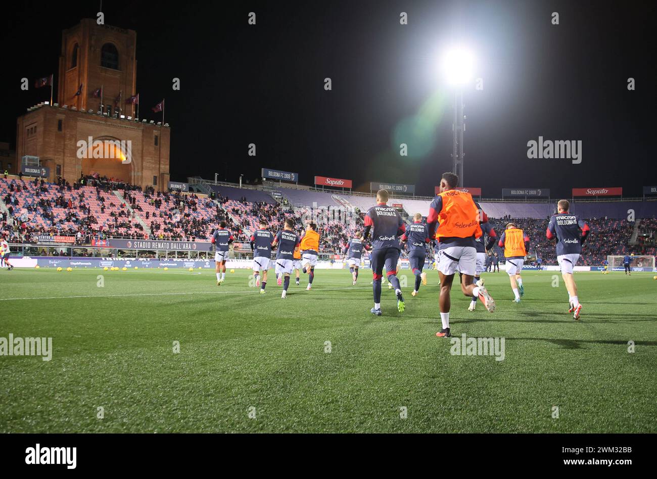 Bologna, Italien. Februar 2024. Foto Michele Nucci/LaPresse 23. Februar 2024, Bologna, Italia Sport, calcio. Bologna f.c. vs. Hellas Verona f.c. - Campionato di calcio Serie A TIM 2023/2024 - stadio Renato Dall'Ara Nella foto: i giocatori del Bologna f.c. durante il riscaldamento Foto: Michele Nucci/LaPresse 23. Februar 2024, Bologna, Italien. Sport, Fußball. Bologna f.c. vs. Hellas Verona f.c. - italienische Fußball-Meisterschaft Liga A TIM 2023/2024 - Renato Dall'Ara Stadion im Bild: Die Spieler von Bologna f.c. während des warm Up Credit: LaPresse/Alamy Live News Stockfoto