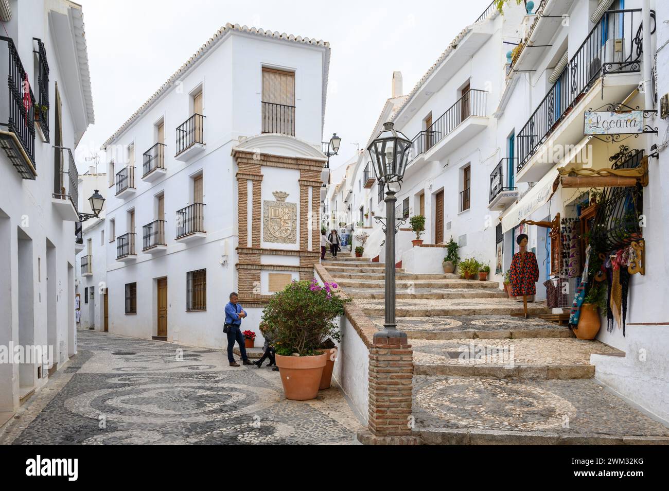 Bergab und steile bergauf Straßen in einem der schönsten Dörfer Spaniens, Frigiliana, Malaga, Spanien. Stockfoto
