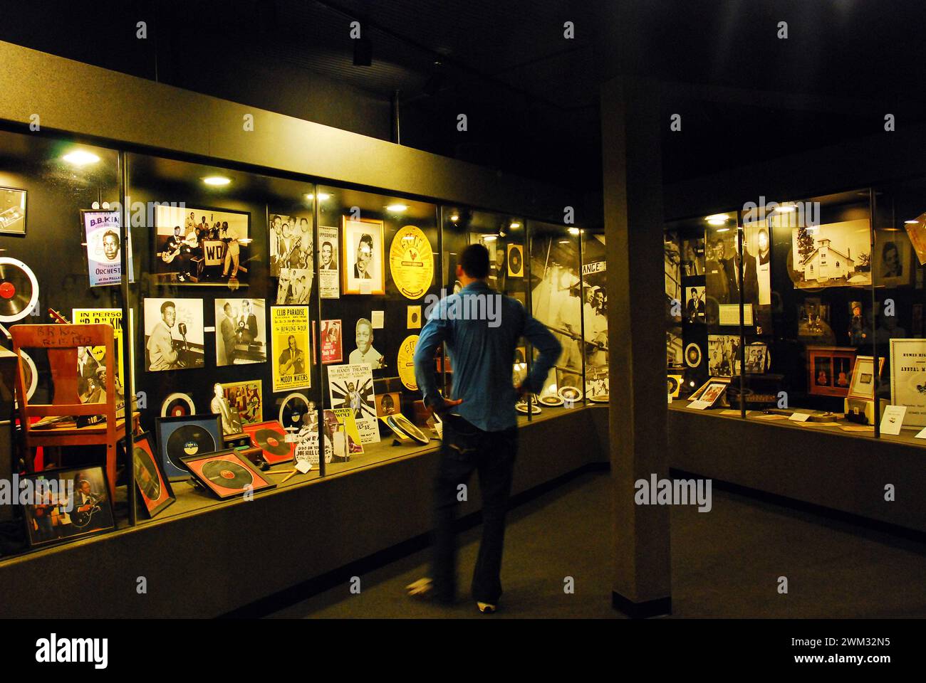 Ein erwachsener Mann sieht die Musikgeschichte in den Sun Studios in Memphis, Tennessee Stockfoto