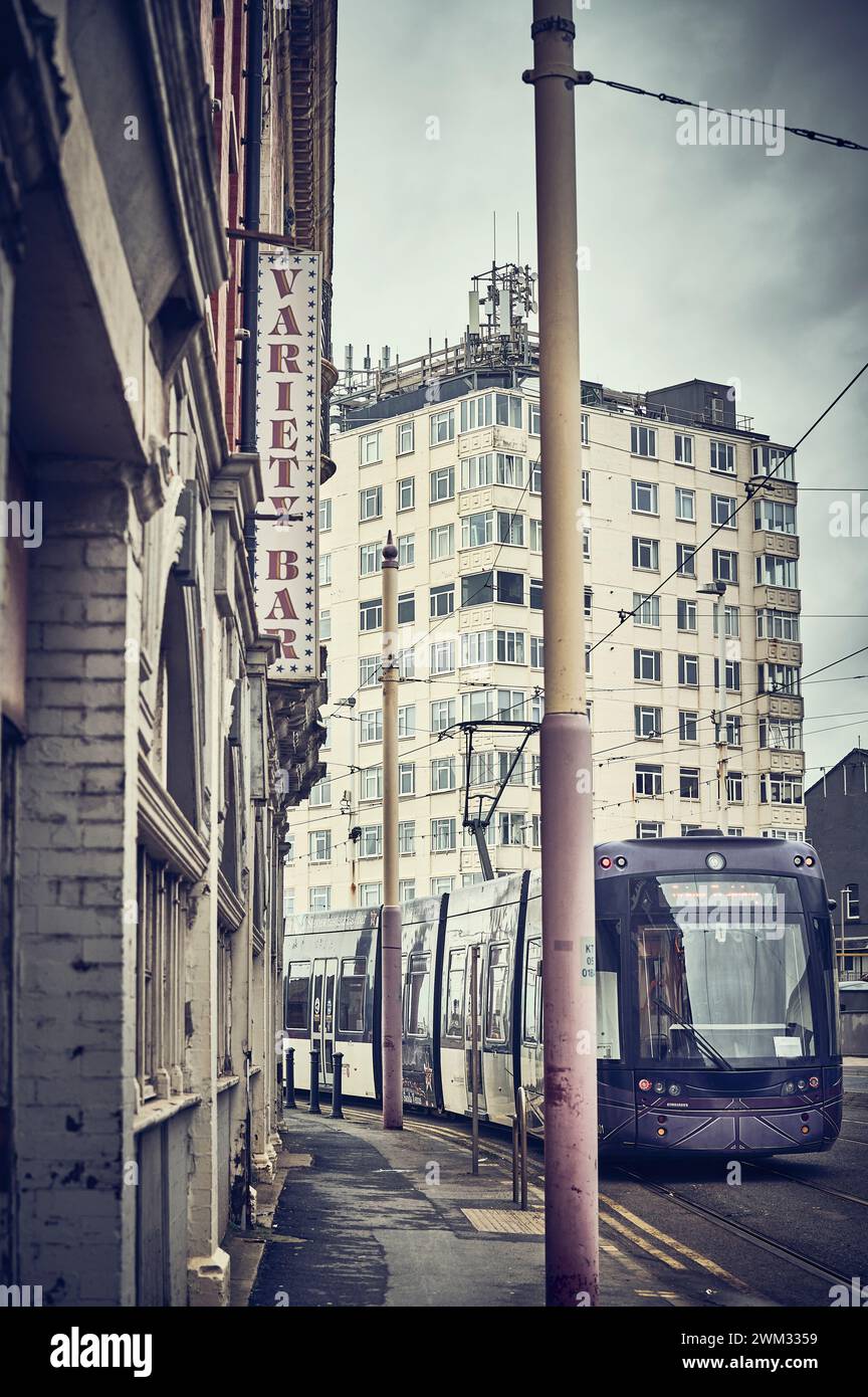 Straßenbahnverbindung zwischen Gebäuden Stockfoto