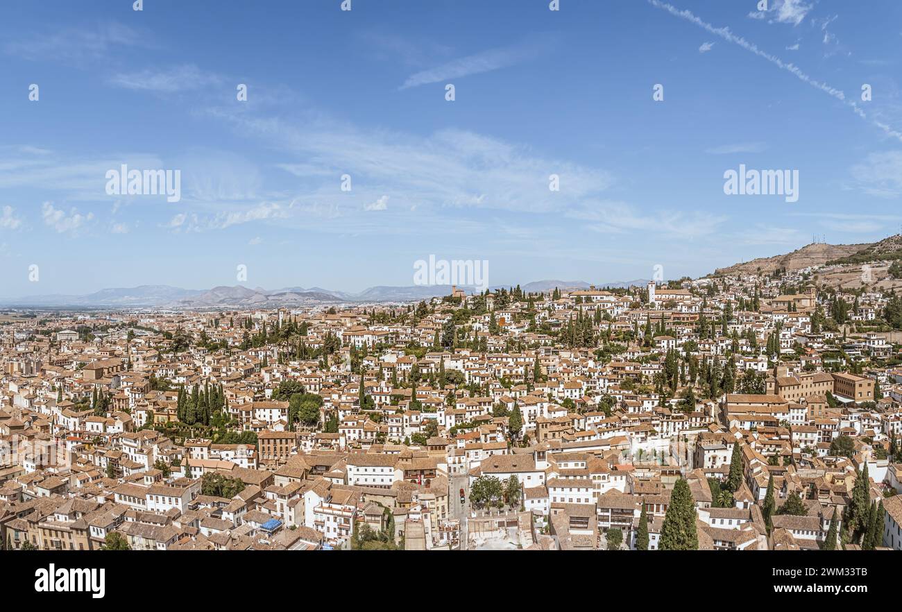 Panoramablick auf das Albaicin-Viertel in Granada, Andalusien, Spanien, historische Altstadt, weiße Häuser, Sommertourismusurlaub Stockfoto