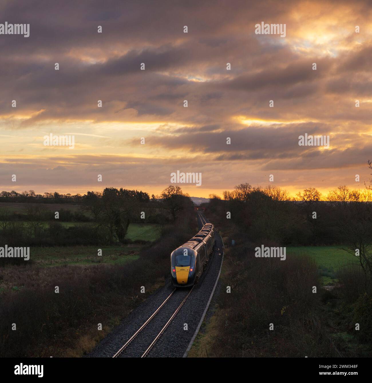 Erster Great Western Railway-Zweimodus-Intercity Express ( IEP )-Zug 800002 in Burleigh auf der eingleisigen Cotswolds-Bahnstrecke Stockfoto