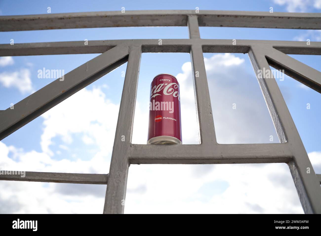 KIEW, UKRAINE - 4. MAI 2023: Coca Cola Softdrink Dose mit Kirschgeschmack aus nächster Nähe Stockfoto