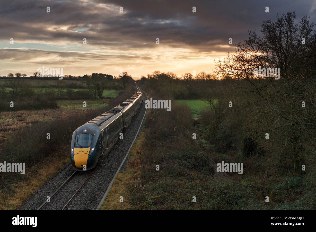 Erster Great Western Railway-Zweimodus-Intercity Express ( IEP )-Zug 800033 in Burleigh auf der eingleisigen Cotswolds-Bahnstrecke Stockfoto