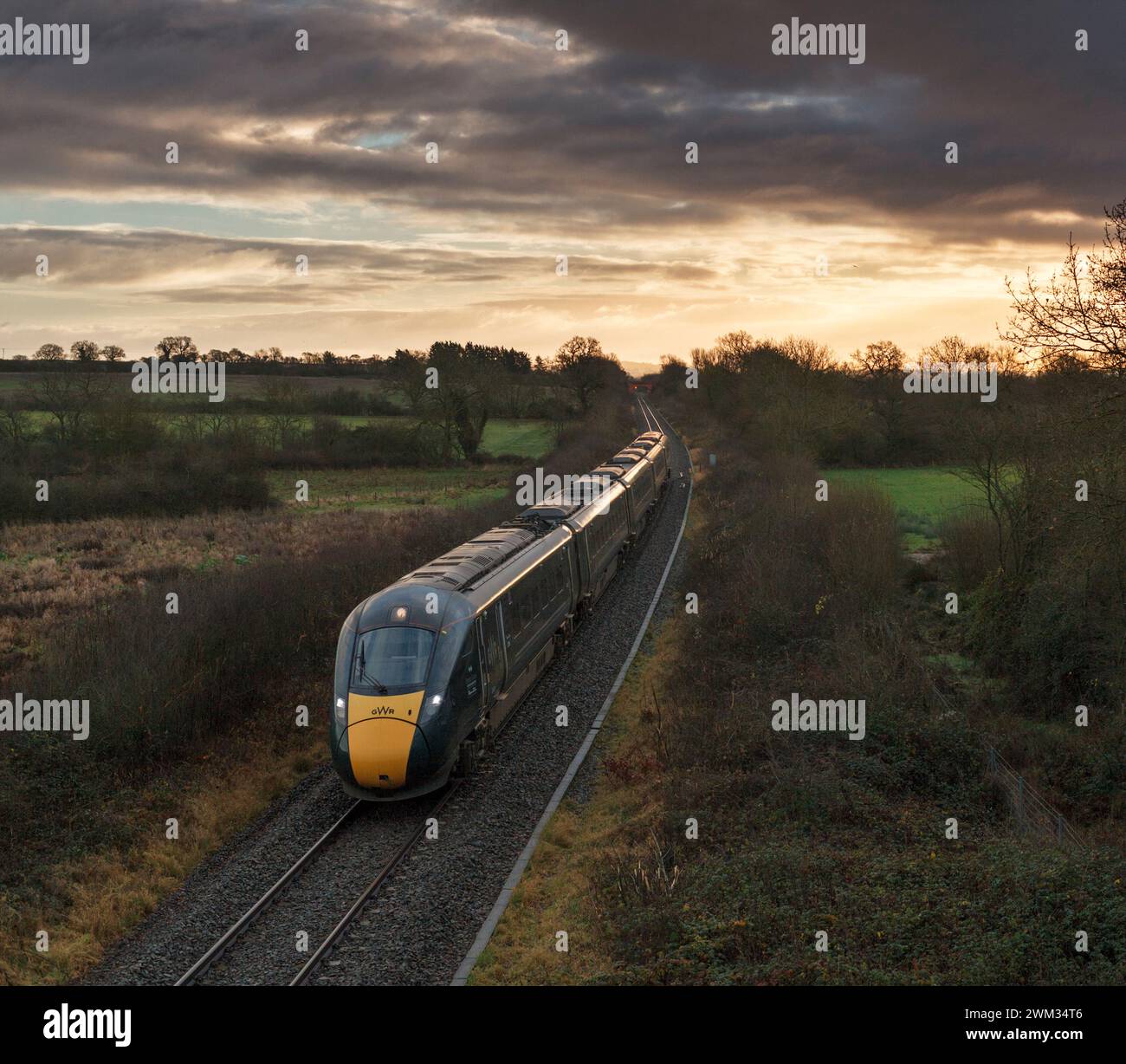 Erster Great Western Railway-Zweimodus-Intercity Express ( IEP )-Zug 800033 in Burleigh auf der eingleisigen Cotswolds-Bahnstrecke Stockfoto