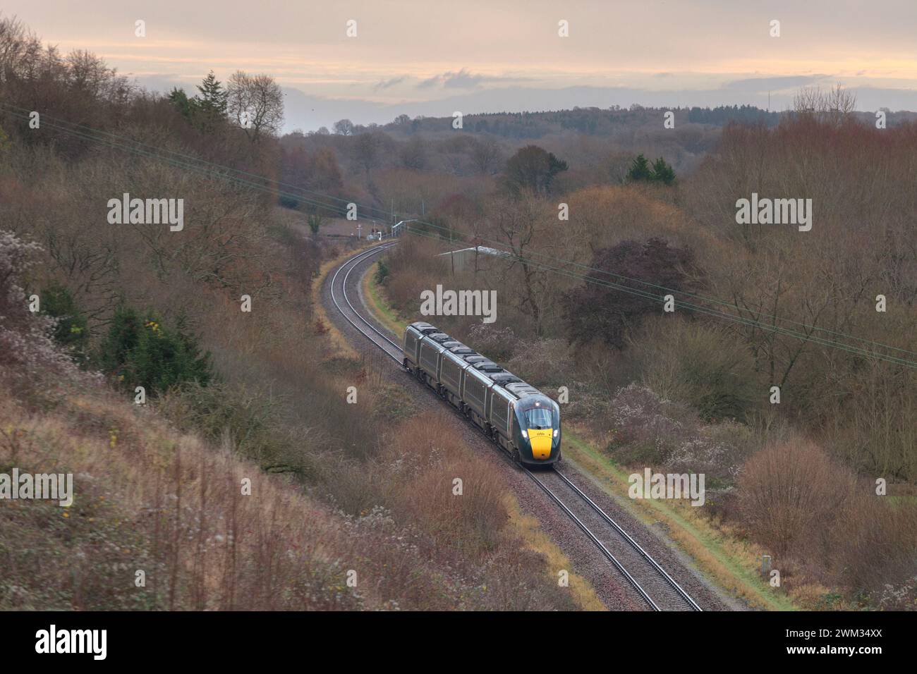 Erster Great Western Railway-Zweimodus-Intercity Express ( IEP )-Zug 800008 in Combe auf der eingleisigen Cotswolds-Bahnstrecke Stockfoto