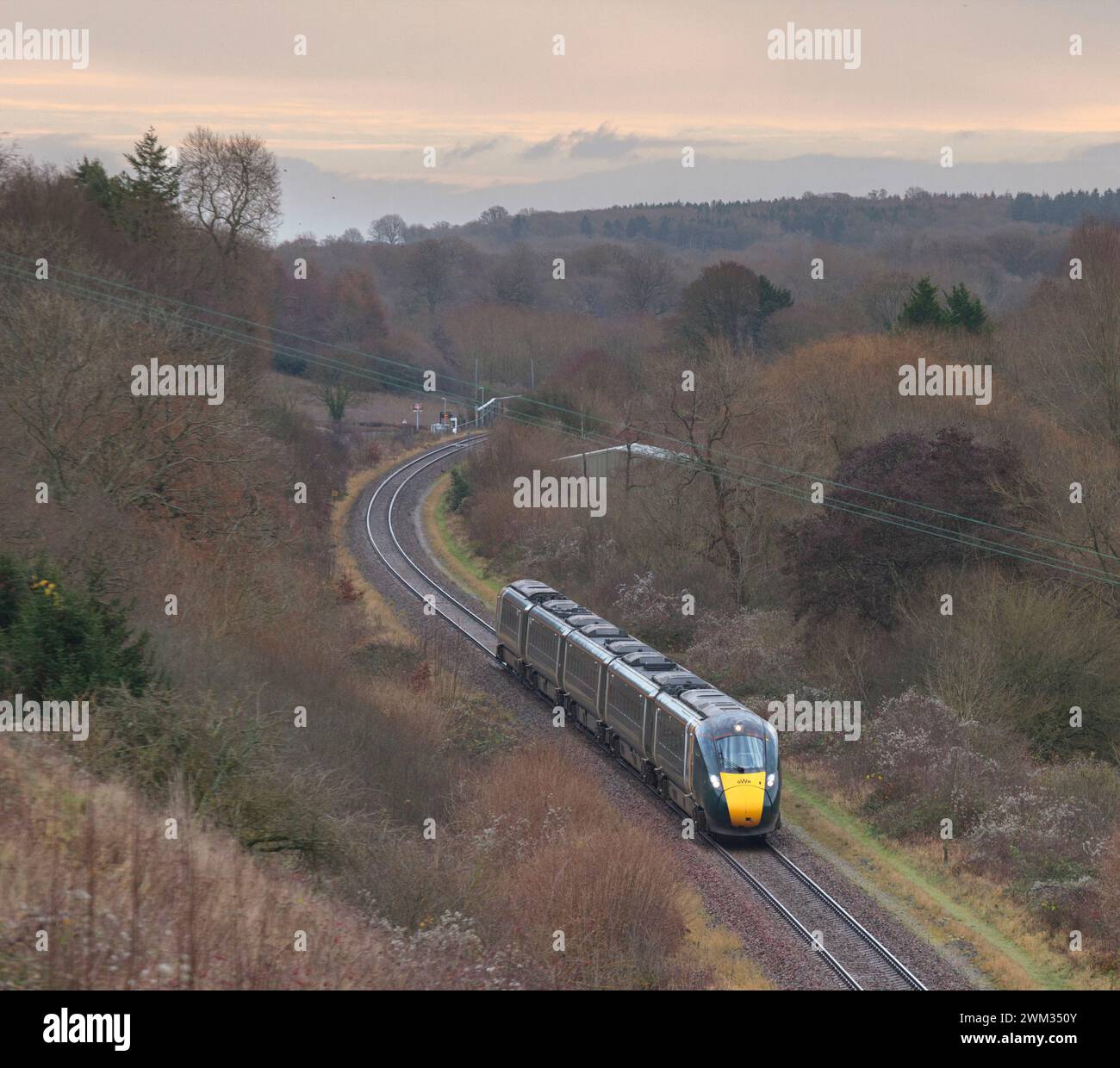 Erster Great Western Railway-Zweimodus-Intercity Express ( IEP )-Zug 800008 in Combe auf der eingleisigen Cotswolds-Bahnstrecke Stockfoto