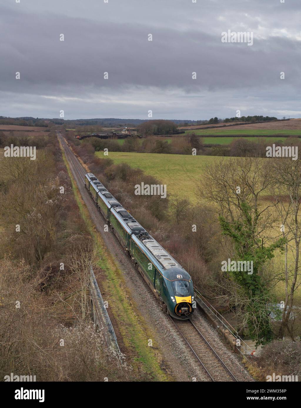 Erster Great Western Railway-Zweimodus-Intercity Express ( IEP )-Zug 802001 in Combe auf der eingleisigen Cotswolds-Bahnstrecke Stockfoto