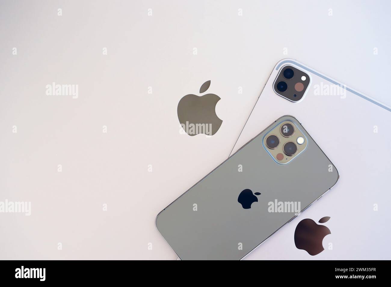 KIEW, UKRAINE - 4. MAI 2023: Apple Marken Geräte iphone und ipad liegen auf macbook Body Nahaufnahme Stockfoto