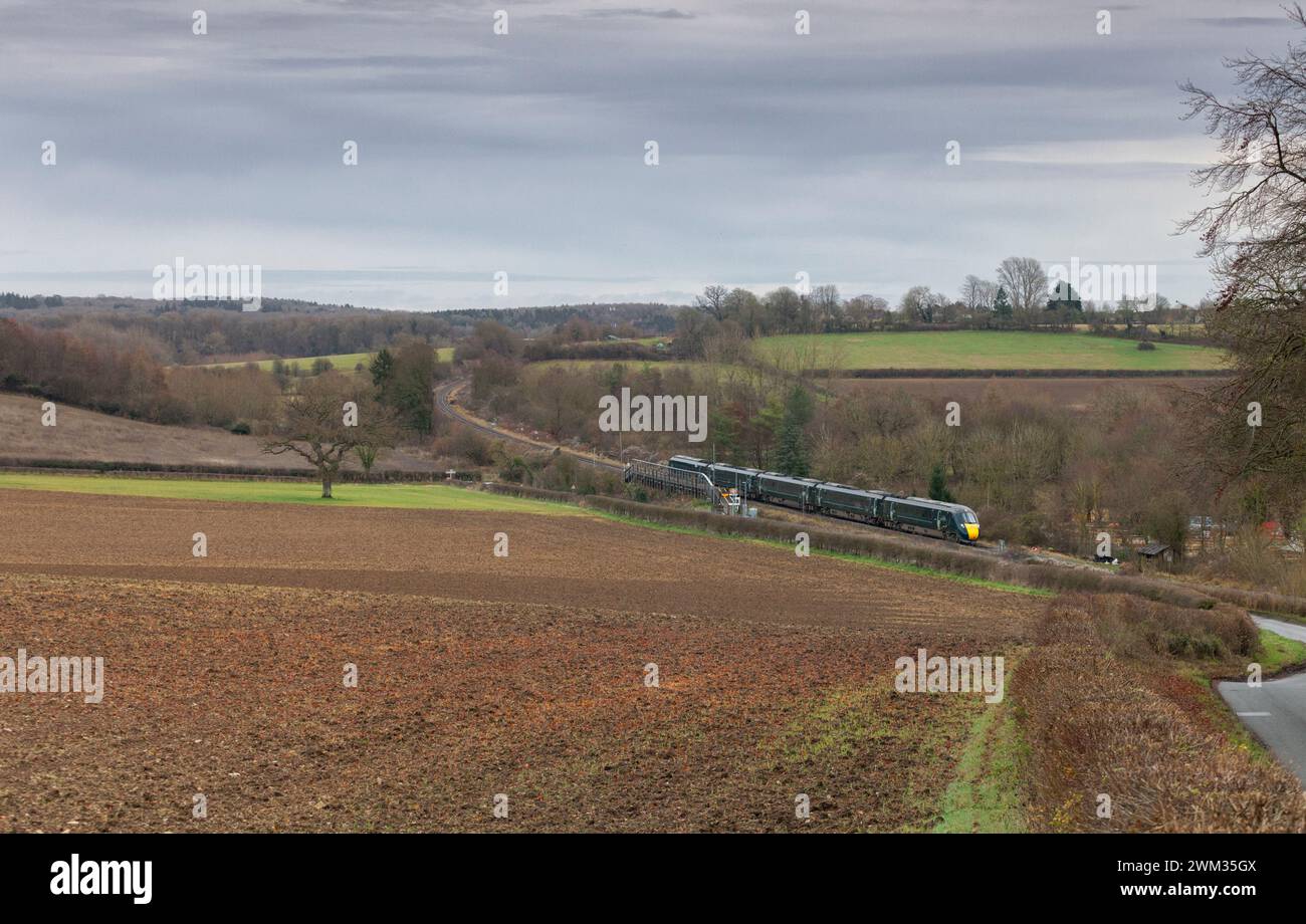 Der erste Great Western Railway-Zweimodus-Intercity Express ( IEP )-Zug 802022, der den Bahnhof Combe auf der eingleisigen Cotswolds-Bahnstrecke überquert Stockfoto