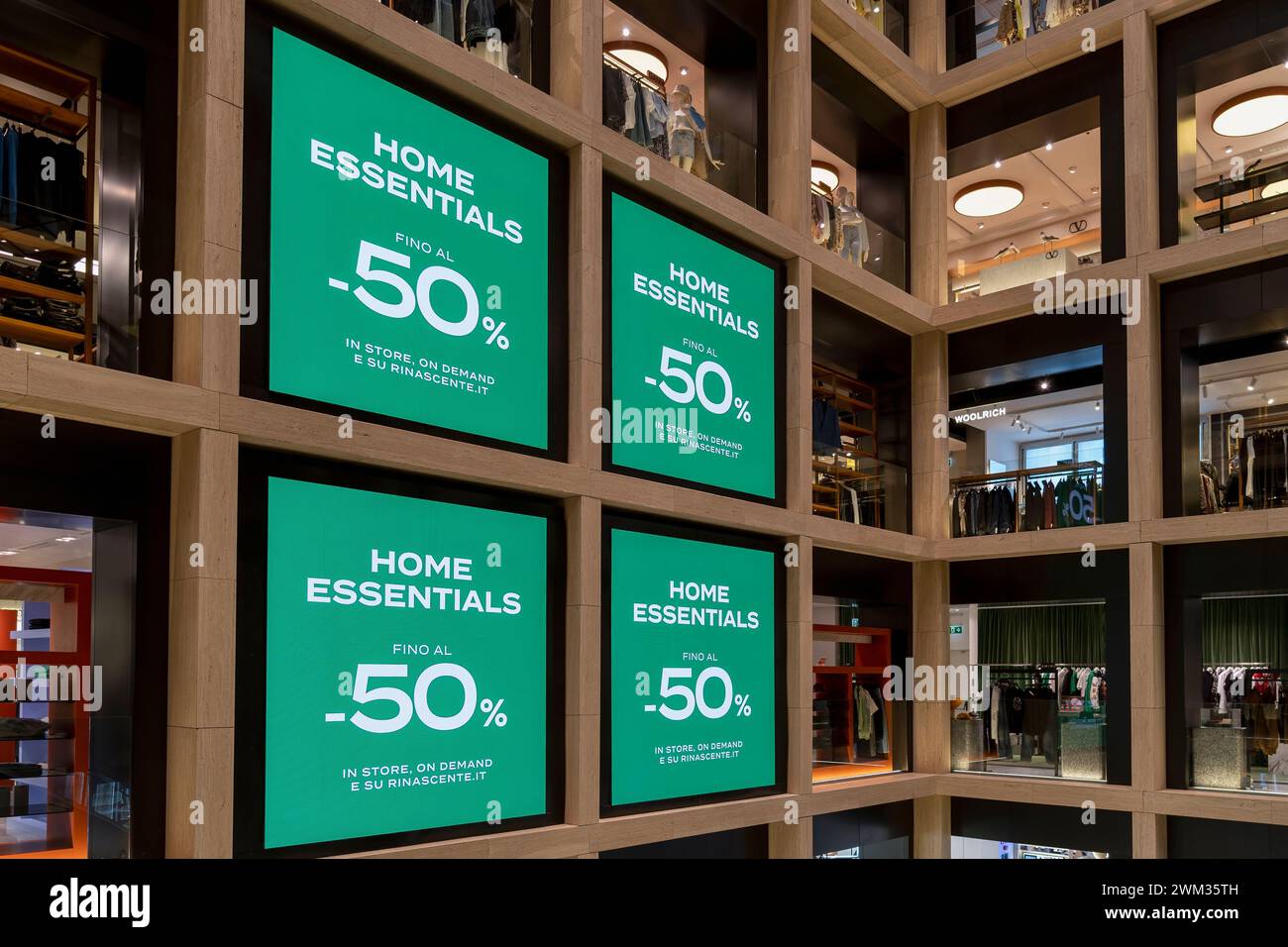 Verkaufsschilder mit LED-Bildschirmen bei Rinascente, luxuriöses Kaufhaus in der Via del Tritone, im Zentrum von Rom, Italien, Europa, der Europäischen Union, der EU Stockfoto