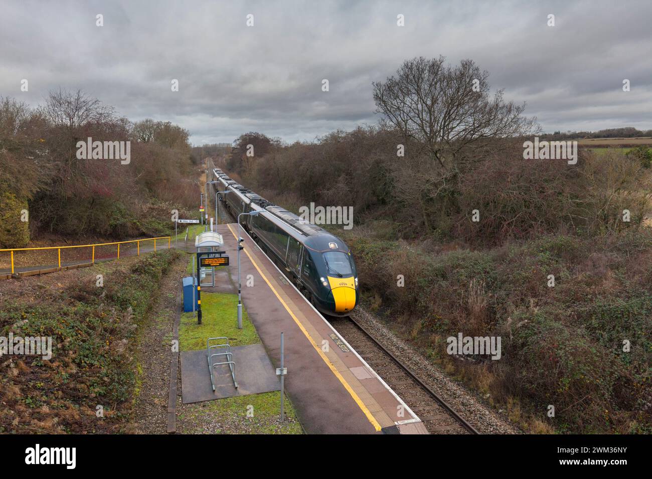Der erste Great Western Railway Intercity Express (IEP) fährt durch den kleinen Haltepunkt Finstock auf der Cotswolds-Bahnstrecke. Stockfoto