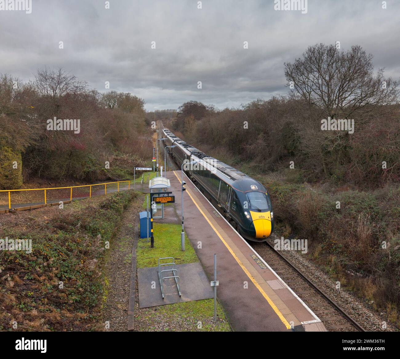 Der erste Great Western Railway Intercity Express (IEP) fährt durch den kleinen Haltepunkt Finstock auf der Cotswolds-Bahnstrecke. Stockfoto