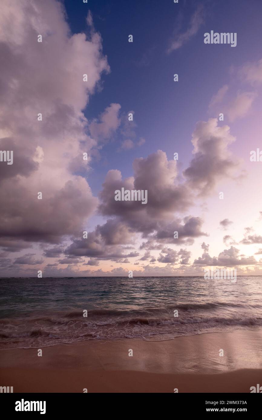 Sonnenaufgang auf Playa Bavaria, Punta Cana, Dominikanische Republik Stockfoto