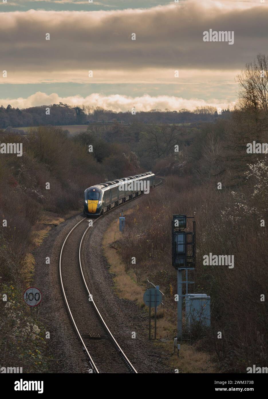 Erster Great Western Railway-Zweimodus-Intercity Express ( IEP )-Zug 800008 in Charlbury auf der Cotswolds-Eisenbahnlinie auf der eingleisigen Strecke Stockfoto