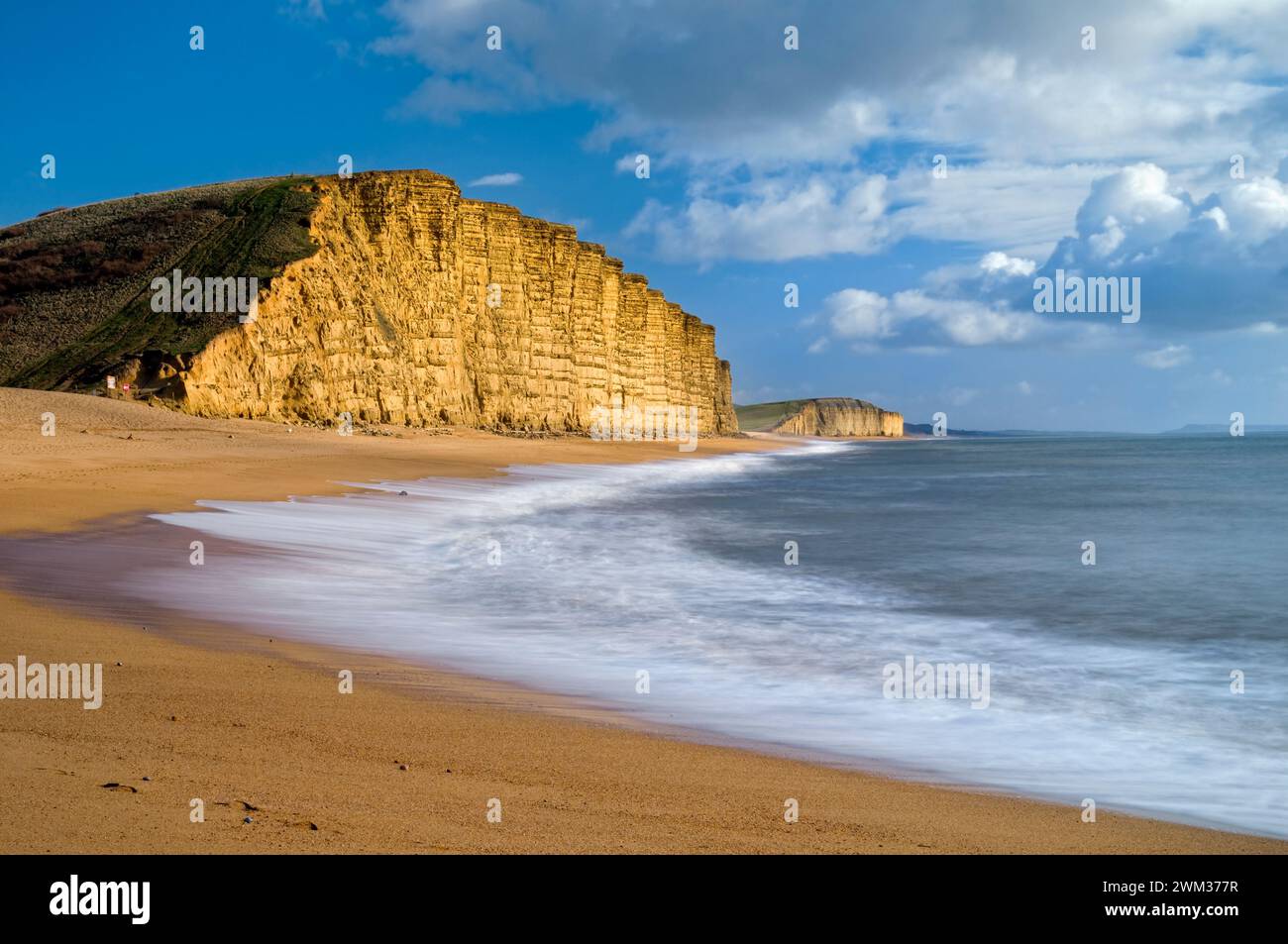 Klippen, Strand und Küste von West Bay an der Jurastadt dorset an einem schönen Tag im Winter, goldene Stunde Stockfoto
