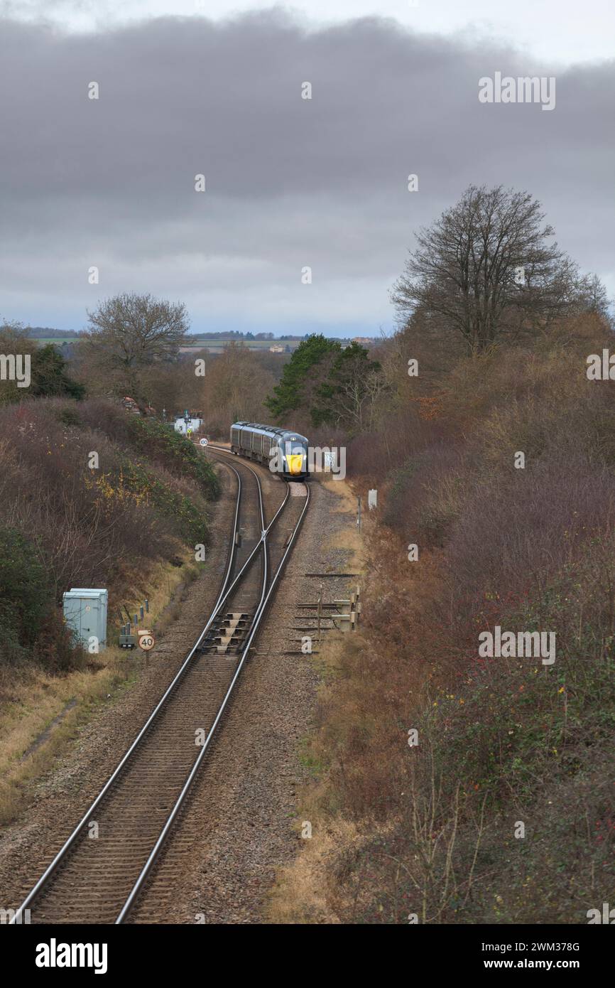 Erster Great Western Railway-Zweimodus-Intercity Express ( IEP )-Zug 800008 in Charlbury auf der Cotswolds-Eisenbahnlinie, der auf das eingleisige Gleis fährt Stockfoto