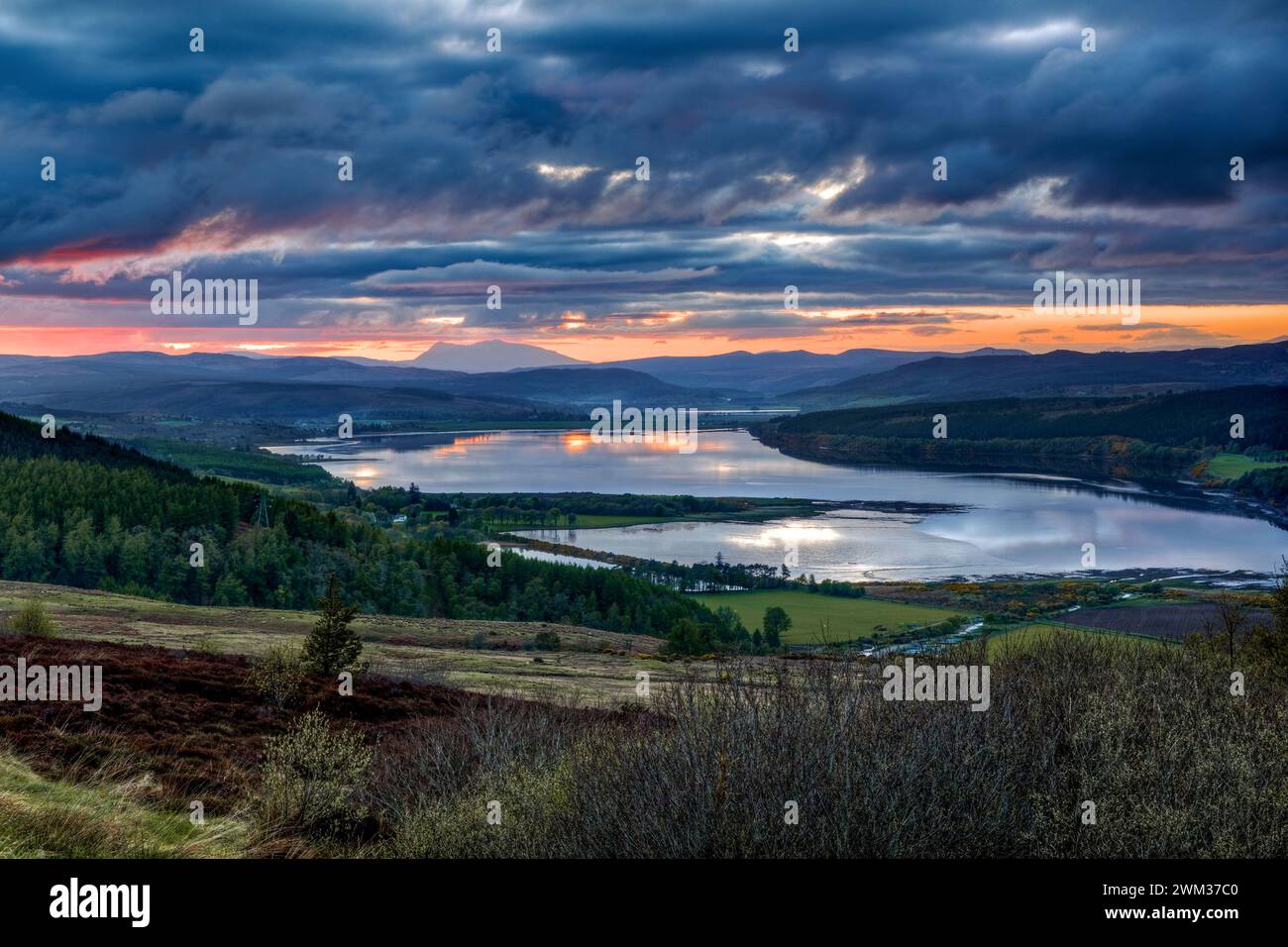 Attraktive Sonnenuntergangsansicht vom Struie Hill auf der B9176 mit Blick über den Dornoch Firth in Richtung Kyle of Sutherland, Schottland, Großbritannien Stockfoto