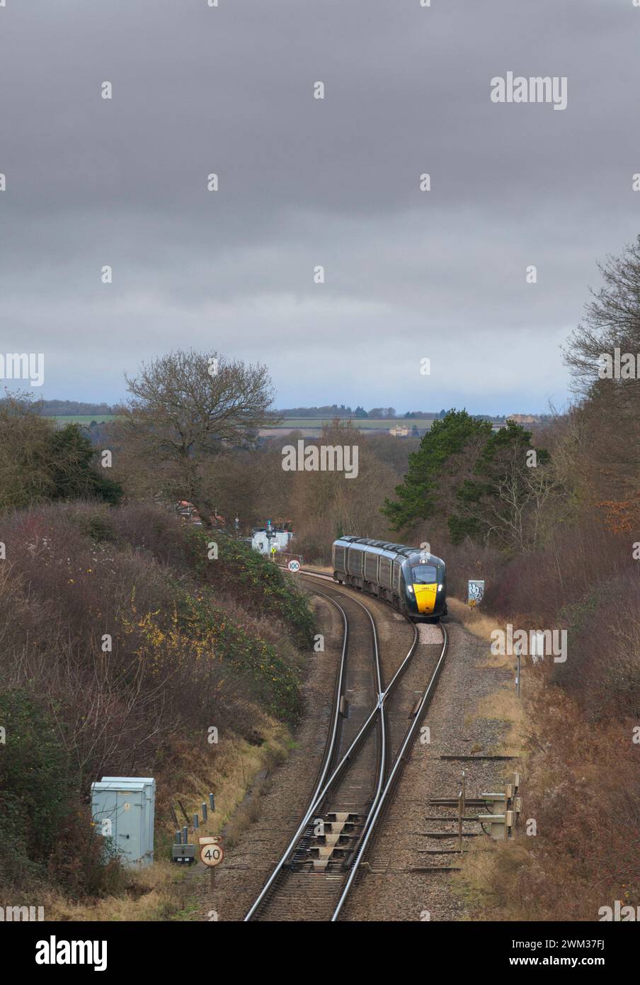 Erster Great Western Railway-Zweimodus-Intercity Express ( IEP )-Zug 800008 in Charlbury auf der Cotswolds-Eisenbahnlinie, der auf das eingleisige Gleis fährt Stockfoto