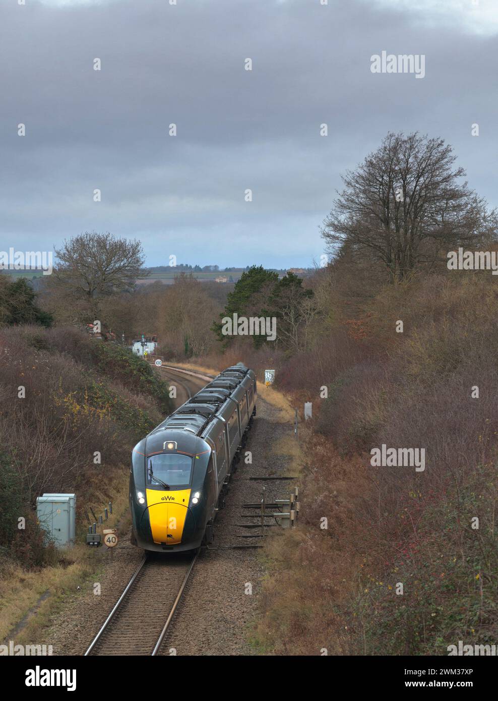 Erster Great Western Railway-Zweimodus-Intercity Express ( IEP )-Zug 800008 in Charlbury auf der Cotswolds-Eisenbahnlinie, der auf das eingleisige Gleis fährt Stockfoto