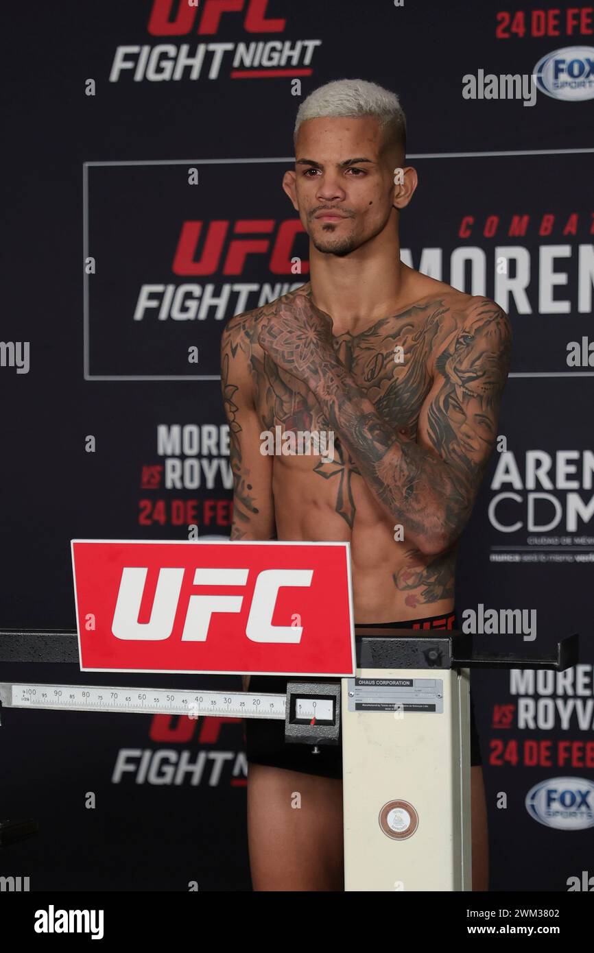 Mexiko-Stadt, Mexiko. Februar 2024. 23. Februar 2024, Mexiko-Stadt: Felipe dos Santos aus Brasilien posiert während des offiziellen Wiegens der UFC Fight Night im Presidente Intercontinental Hotel. Am 23. Februar 2024 in Mexiko-Stadt. (Foto: Luis Marin/Eyepix Group/SIPA USA) Credit: SIPA USA/Alamy Live News Stockfoto