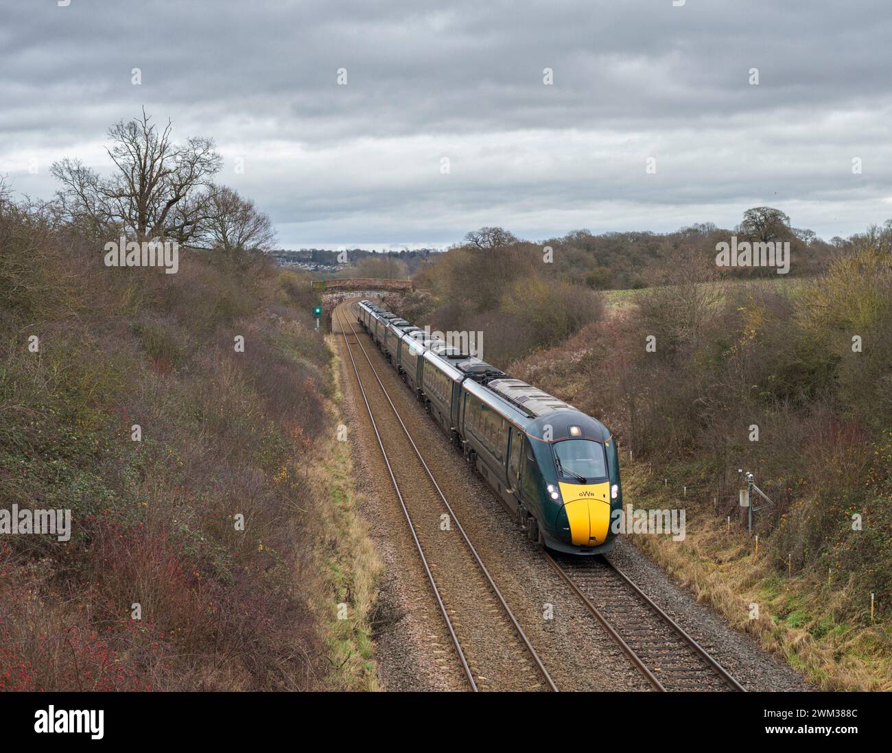 Erster Great Western Railway-Zweimodus-Intercity Express ( IEP )-Zug 800316 in Chadlington auf der Cotswolds-Eisenbahnstrecke Stockfoto