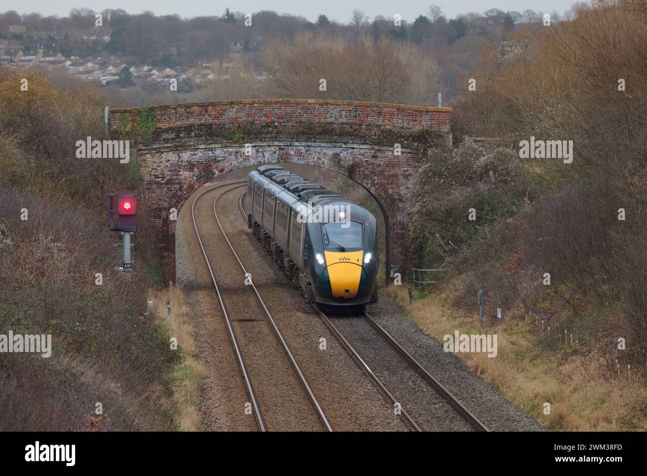 Erster Great Western Railway-Zweimodus-Intercity Express ( IEP )-Zug 800033 in Chadlington auf der Cotswolds-Eisenbahnstrecke Stockfoto