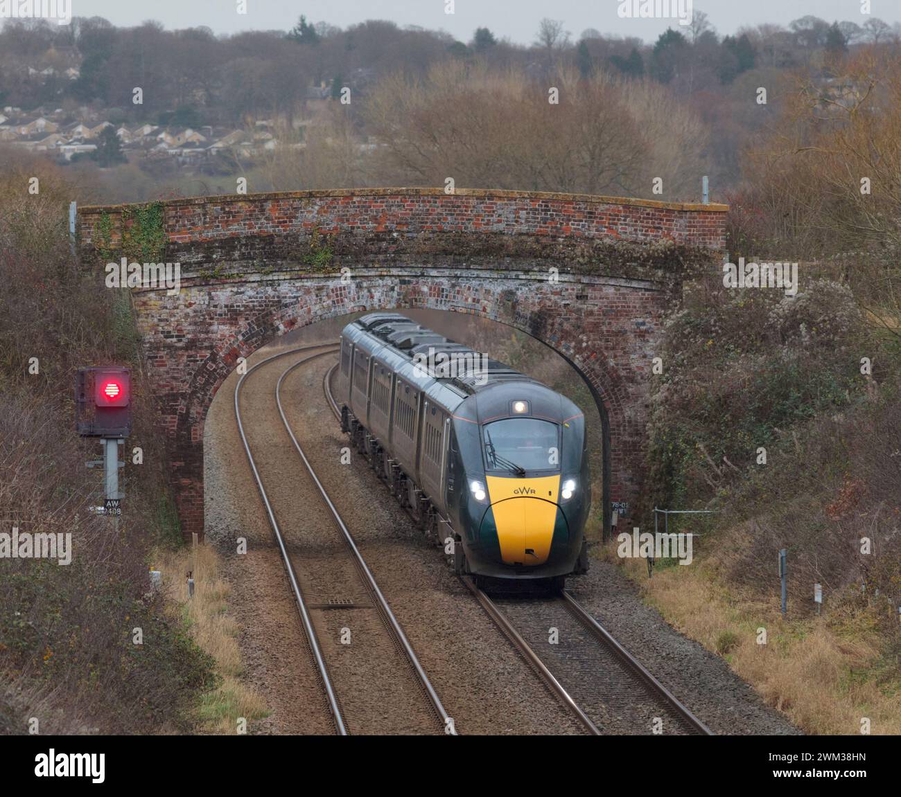 Erster Great Western Railway-Zweimodus-Intercity Express ( IEP )-Zug 800033 in Chadlington auf der Cotswolds-Eisenbahnstrecke Stockfoto
