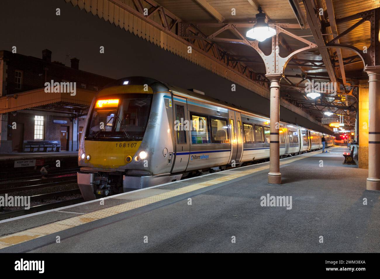 Chiltern Railways Class 168 Clubman Train 168107 am Bahnhof Leamington Spa bei Nacht Stockfoto