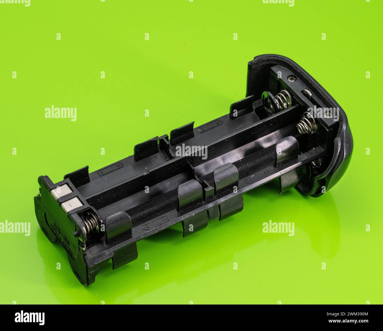 Göteborg, Schweden - 03. november 2023: Nikon Kamera Motorantrieb Batteriegehäuse auf grünem Hintergrund Stockfoto