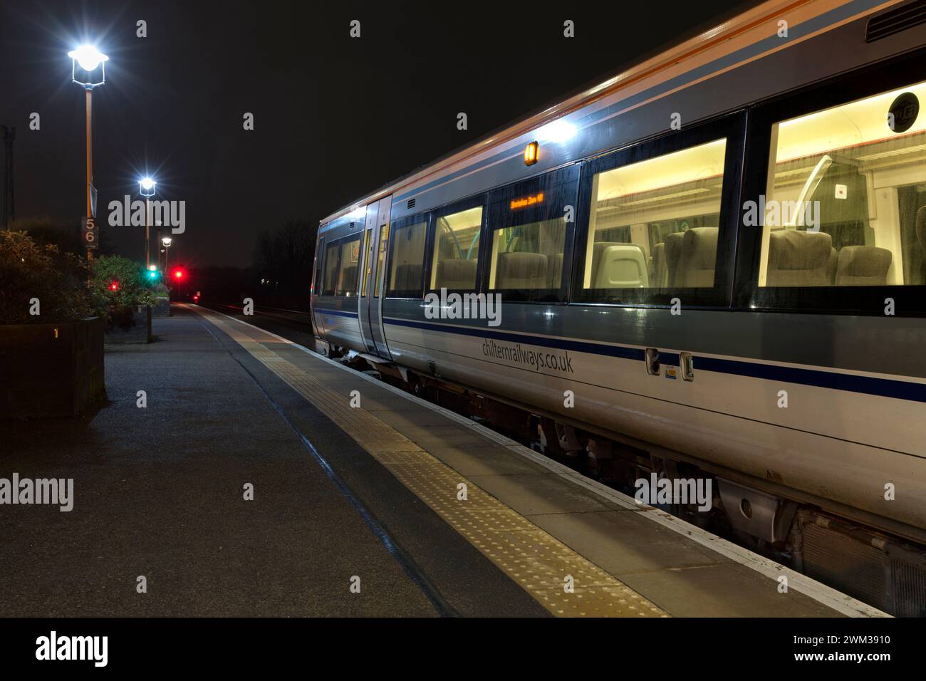 Chiltern Railways Class 168 Clubman Zug 168219 am Bahnhof Leamington Spa bei Nacht mit roten und grünen Signalen Stockfoto