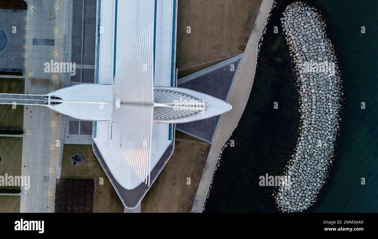 Luftaufnahme des Milwaukee Art Museum an einem angenehmen Winterabend. Stockfoto