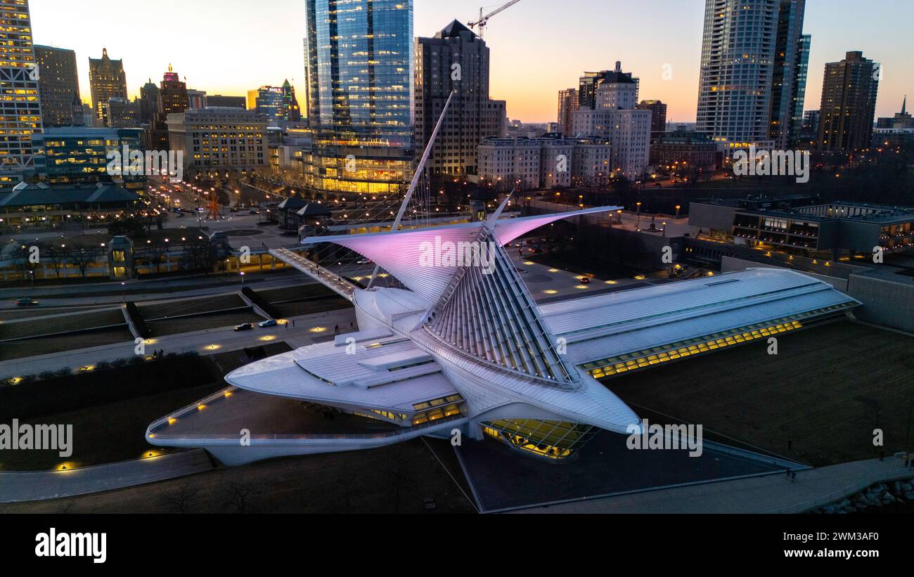 Luftaufnahme des Milwaukee Art Museum an einem angenehmen Winterabend. Stockfoto